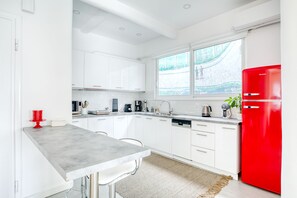 Fridge, microwave, stovetop, dishwasher - SMG Boutique Apartment-Three bedroom apartment with Acropolis View (Athina)