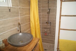 Shower, hair dryer, towels, soap - Petit Paradis au Calme, à 5 min des Plages et de Tous Commerces (Le Gosier)