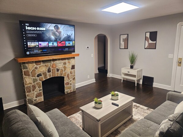 Smart TV - Cozy Home in Beautiful Berea: near Airport, IX Center, Parks, & Campus (Berea)