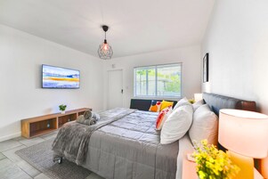 Comfort Stüdyo | Kaliteli yatak takımı, güneşlik/perde, ütü/ütü masası 