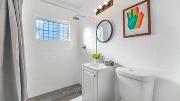 Comfort Studio | Bathroom | Shower, rainfall showerhead, towels, soap