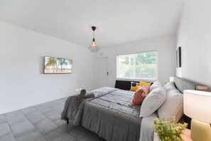 Studio – comfort | Sengetøy av topp kvalitet, blendingsgardiner og strykejern/-brett