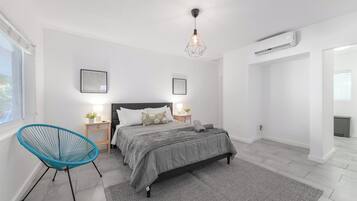 Comfort Studio | Premium bedding, blackout curtains, iron/ironing board, free WiFi