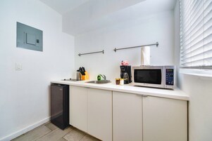 Comfort Studio | Private kitchen | Fridge, microwave, stovetop, coffee/tea maker