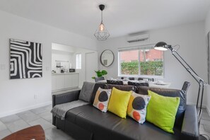 إستديو مريحة | منطقة المعيشة | تلفزيون ذكي بحجم 50-بوصة يعرض قنوات تلفزيونية باشتراك مدفوع