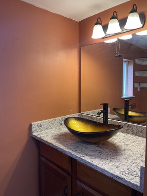 Séchoir à cheveux, serviettes fournies, papier de toilette