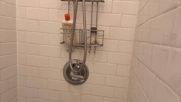 Douche, serviettes fournies, papier toilette