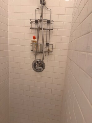 Dusch, handdukar och toalettpapper