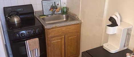 Réfrigérateur, four, plaque de cuisson, cafetière/bouilloire