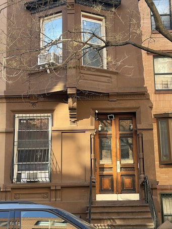 Exterior detail. One bedroom in United States of America, New York