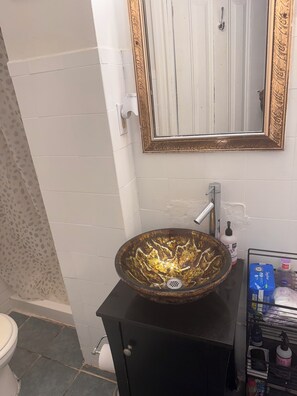 Ducha, toallas, papel higiénico