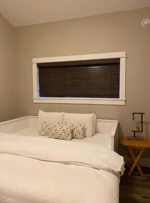 2 habitaciones, tabla de planchar con plancha, wifi y ropa de cama 