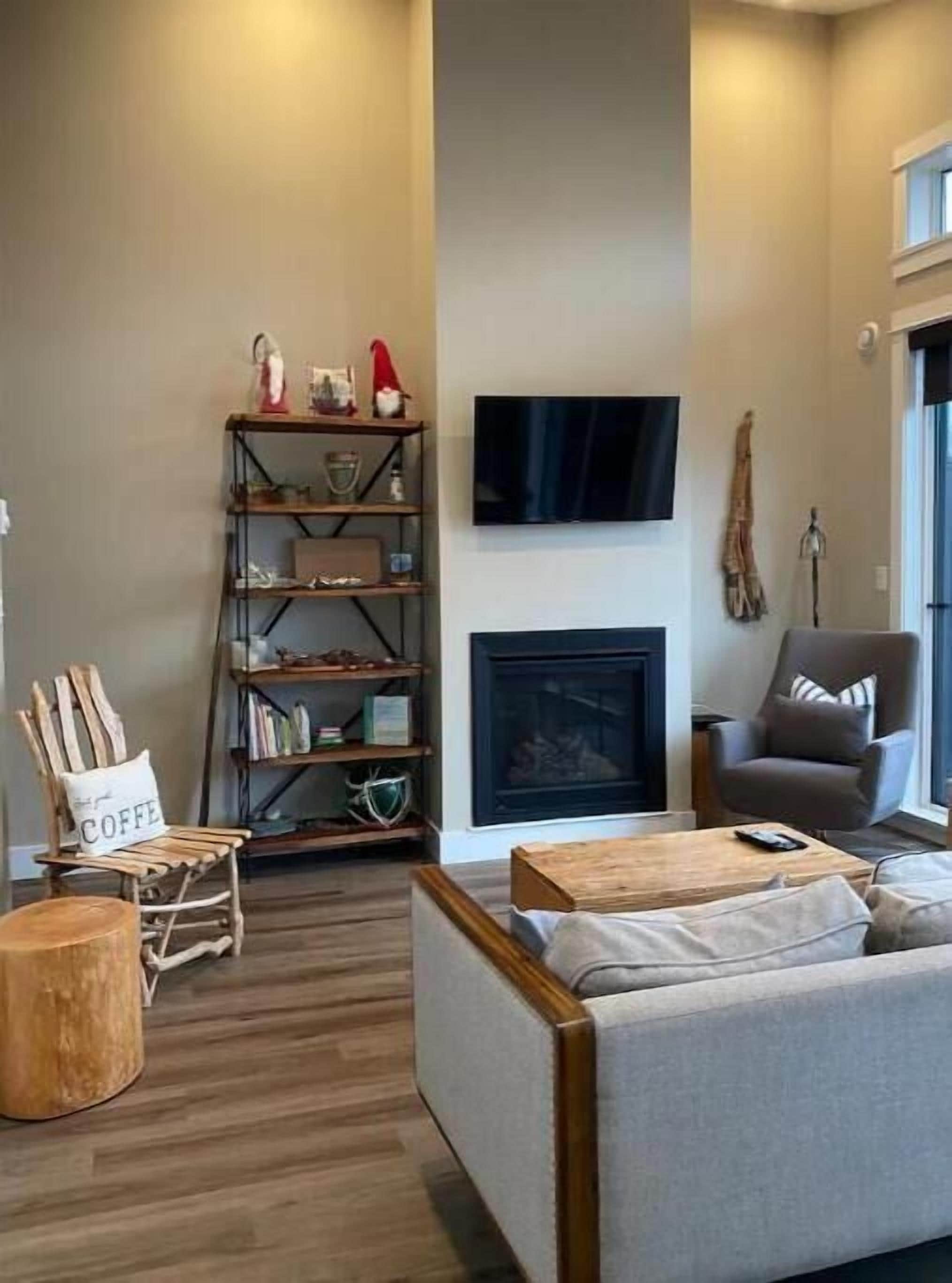 Smart TV, fireplace