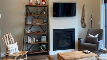 Smart TV, fireplace