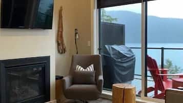 Smart TV, fireplace