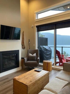 Smart TV y chimenea 