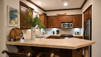 Full-size fridge, microwave, oven, stovetop