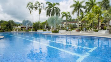 2 outdoor pools