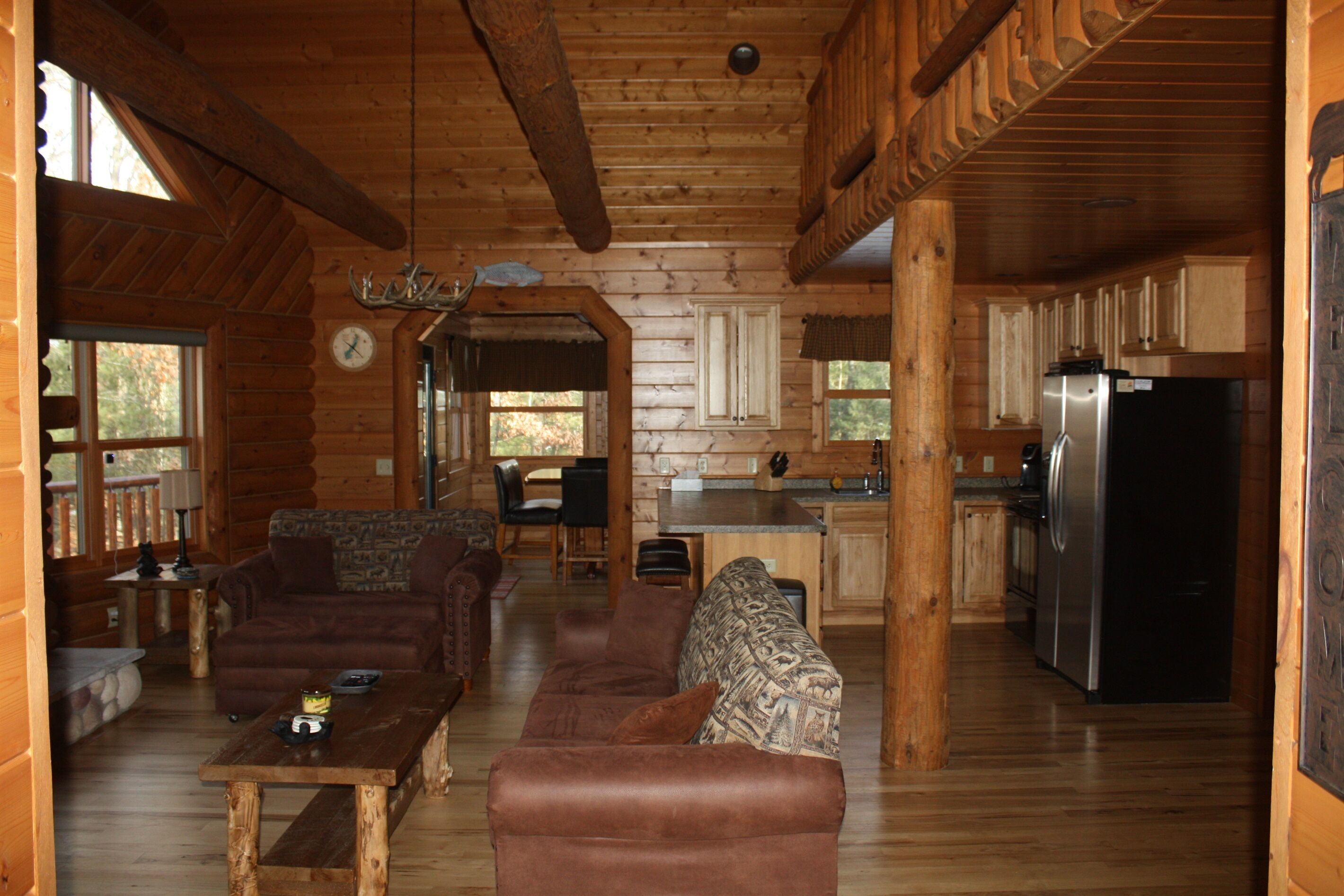 Una Smart TV, una chimenea, un reproductor de DVD, un futbolín