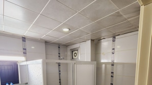 Une salle de bain équipée d’un lavabo, de toilettes et d’une douche.