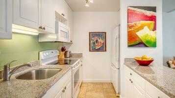 KĂŒhlschrank, Mikrowelle, Ofen, Herdplatte