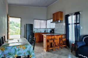 Kjøleskap, mikrobølgeovn, kokeplater og kaffetrakter/tekoker