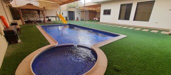 Charming 2-bedroom villa with Swimming pool, WiFi and AC in enchanting Shahrakan