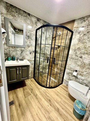 Studio Deluxe | Salle de bain | Douche, articles de toilette gratuits, sèche-cheveux, chaussons