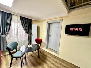 Deluxe Quadruple Room | Television - Golden Stay Boutique Hotel Taksim (Istanbul)