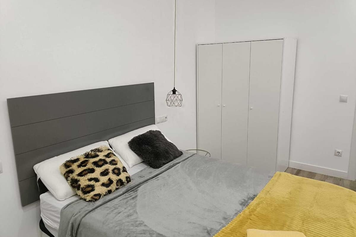 Business Room, City View | WiFi (free)