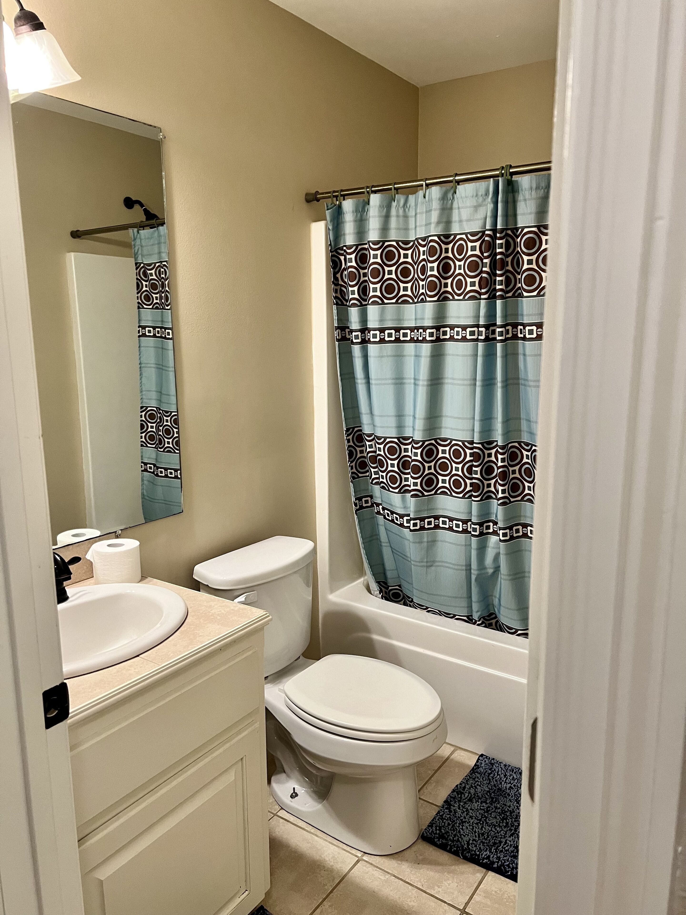 Een badkamer met toilet, wastafel en bad.