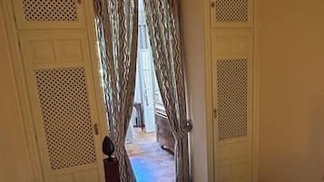 3 Schlafzimmer, Schreibtisch, Bügeleisen/Bügelbrett, Reisekinderbett