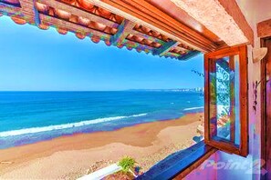 En la playa, camastros y toallas de playa