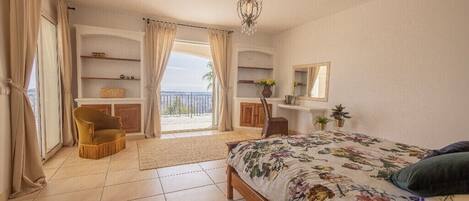 7 chambres, fer et planche à repasser, Wi-Fi, draps fournis