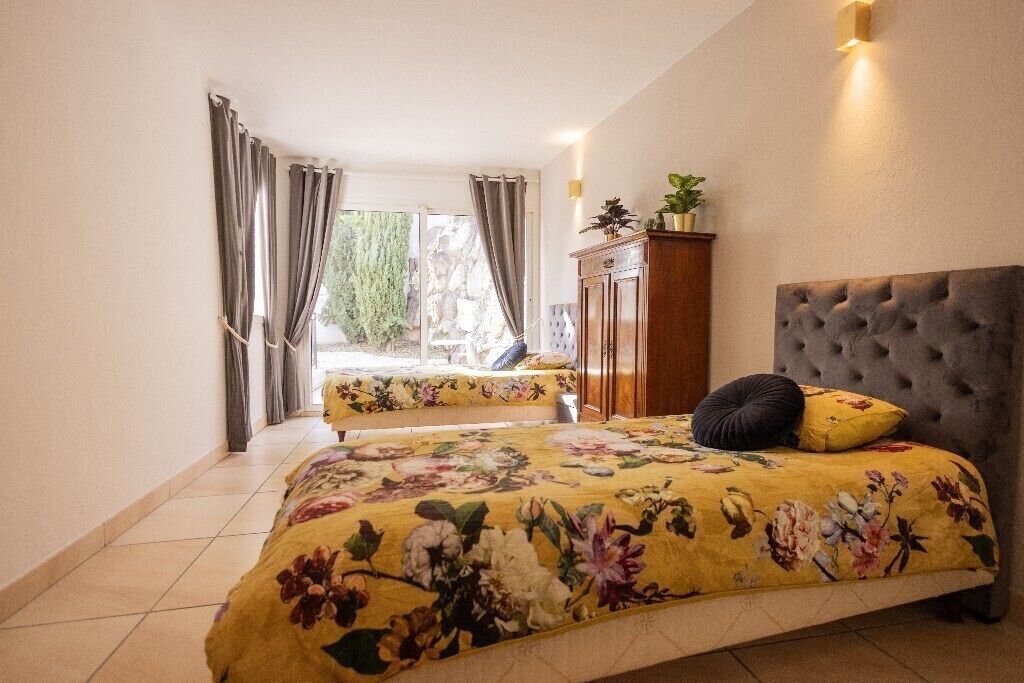 7 quartos, ferros/tábuas de passar roupa, Wi-Fi, roupa de cama