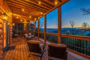 Terrace/patio - Grand Views 3 King suites Arcade Theatre Firepit 5 mins to Downtown Gatlinburg (Gatlinburg)