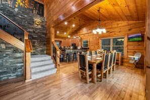 Dining - Grand Views 3 King suites Arcade Theatre Firepit 5 mins to Downtown Gatlinburg (Gatlinburg)