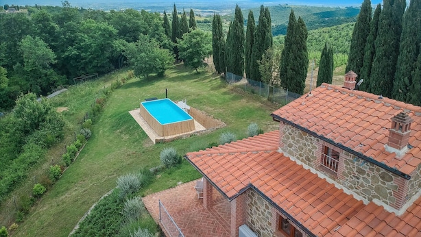 A villa with a swimming pool, stone walls, and a view of the countryside. - Villa in Sinalunga with 1 bedrooms sleeps 4 (Sinalunga)