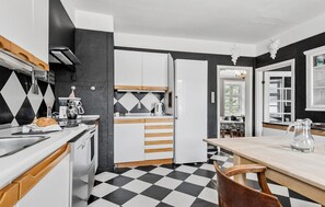 Refrigerador, parrilla de estufa, lavavajillas y cafetera y tetera 