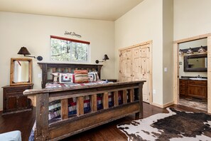 4 Schlafzimmer, Schreibtisch, Bügeleisen/Bügelbrett, Reisekinderbett