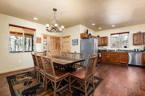 Dining - Experience Luxury near Williams & Grand Canyon: Your Cool Mountain Getaway! (Williams)