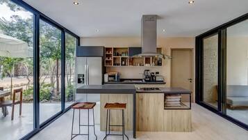 Réfrigérateur, micro-ondes, four, plaque de cuisson