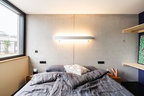 2 bedrooms, desk, WiFi, bed sheets