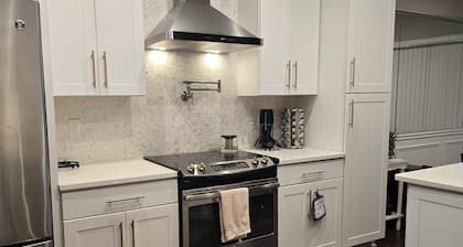 Super Clean Comfortable Townhome -Sleeps 6-Home Away From Home!