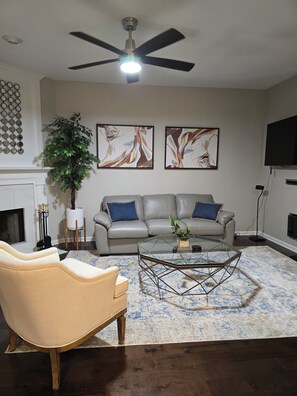 Smart TV, fireplace, printers - Super Clean Comfortable Townhome -Sleeps 6-Home Away From Home!
(Suwanee)