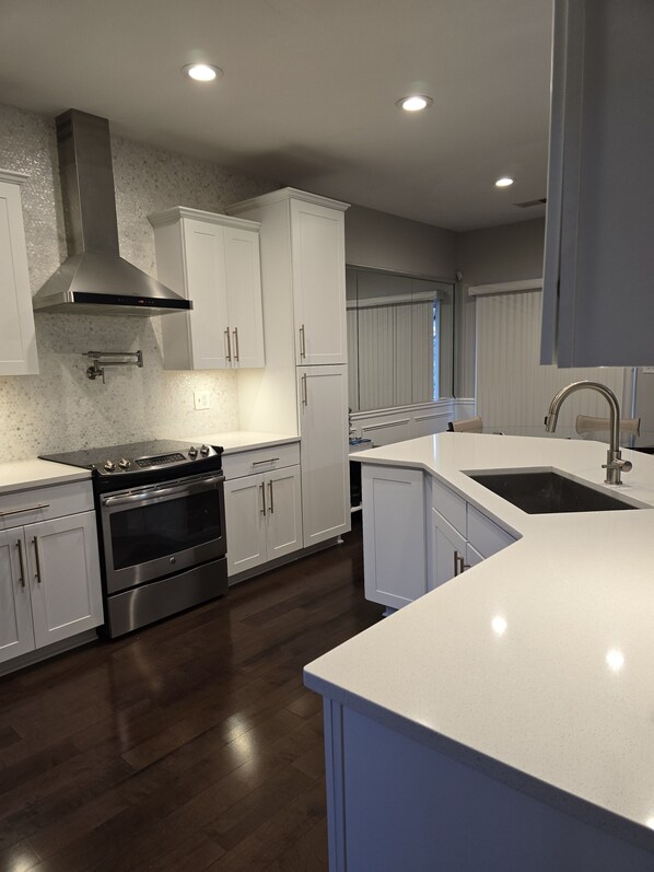 Fridge, microwave, oven, stovetop - Super Clean Comfortable Townhome -Sleeps 6-Home Away From Home!
(Suwanee)