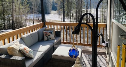 Cozy cabin with gazebo, gas fire pit and hot tub