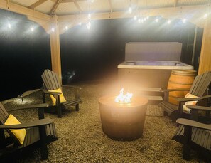 Outdoor spa tub - Cozy cabin with gazebo, gas fire pit and hot tub (Hayden)