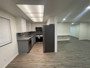 Eine moderne Küche mit Einbauofen, Mikrowelle und Kühlschrank.