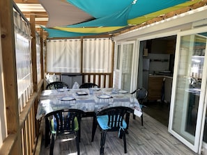 Outdoor dining - Mobil Home Dans un Parc Résidence Sur une Parcelle de 200m2 (Saint-Hilaire-de-Riez)